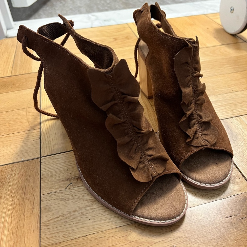 Brand new TOMS shoes block heels 8.5M